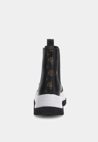 Stivale alla caviglia in pelle nera con tacco in tessuto marrone a fantasia, suola bianca spessa e dettaglio del logo sul retro e sul lato.