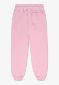 Ροζ φόρμα με ελαστική μέση, ριβ μανσέτες και μια μονή πίσω τσέπη στη δεξιά πλευρά. Ομαλό, απαλό ύφασμα.