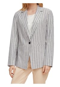 Blazer a rayas en tela azul y blanca, con un cierre de botón único, solapas con muesca y dos bolsillos frontales, combinado con una blusa crema.