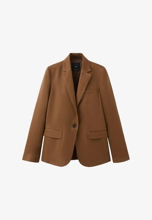 Blazer marrón de un solo botón con solapas de muesca, dos bolsillos delanteros con solapa y un bolsillo en el pecho, exhibido sobre un fondo blanco.