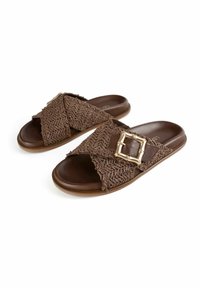 Brune vævede sandaler med en bred rem, en guld firkantet spænde accent og en brune læder indersål. Glat sål for komfort.