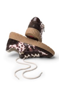Ζευγάρι αθλητικά παπούτσια με animal print, καφέ λεπτομέρειες από σουέτ, χοντρές μπεζ ριμπ σόλες, λευκά κορδόνια και πλαϊνά φερμουάρ σε λευκό φόντο.