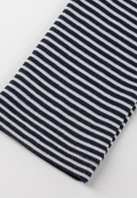 Tessuto a righe in blu navy e bianco con una morbida texture. Cuciture visibili lungo i bordi. Il motivo consiste in righe orizzontali uniformemente distanziate.