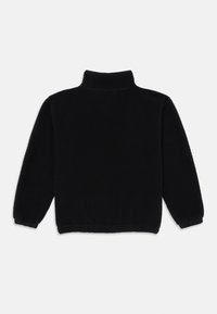 Pullover in pile nero con colletto alto, polsini elasticizzati e superficie texturizzata. Presenta una vestibilità rilassata e un design semplice senza decorazioni.