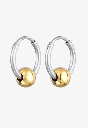 Créoles en argent dotées d'une perle lisse en or au centre, mettant en avant un fini métallique contrasté et un design minimaliste.