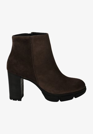 Bottines en daim marron avec un talon bloc haut, un bout arrondi et un détail de couture latéral. La semelle est texturée pour l'adhérence et la durabilité.