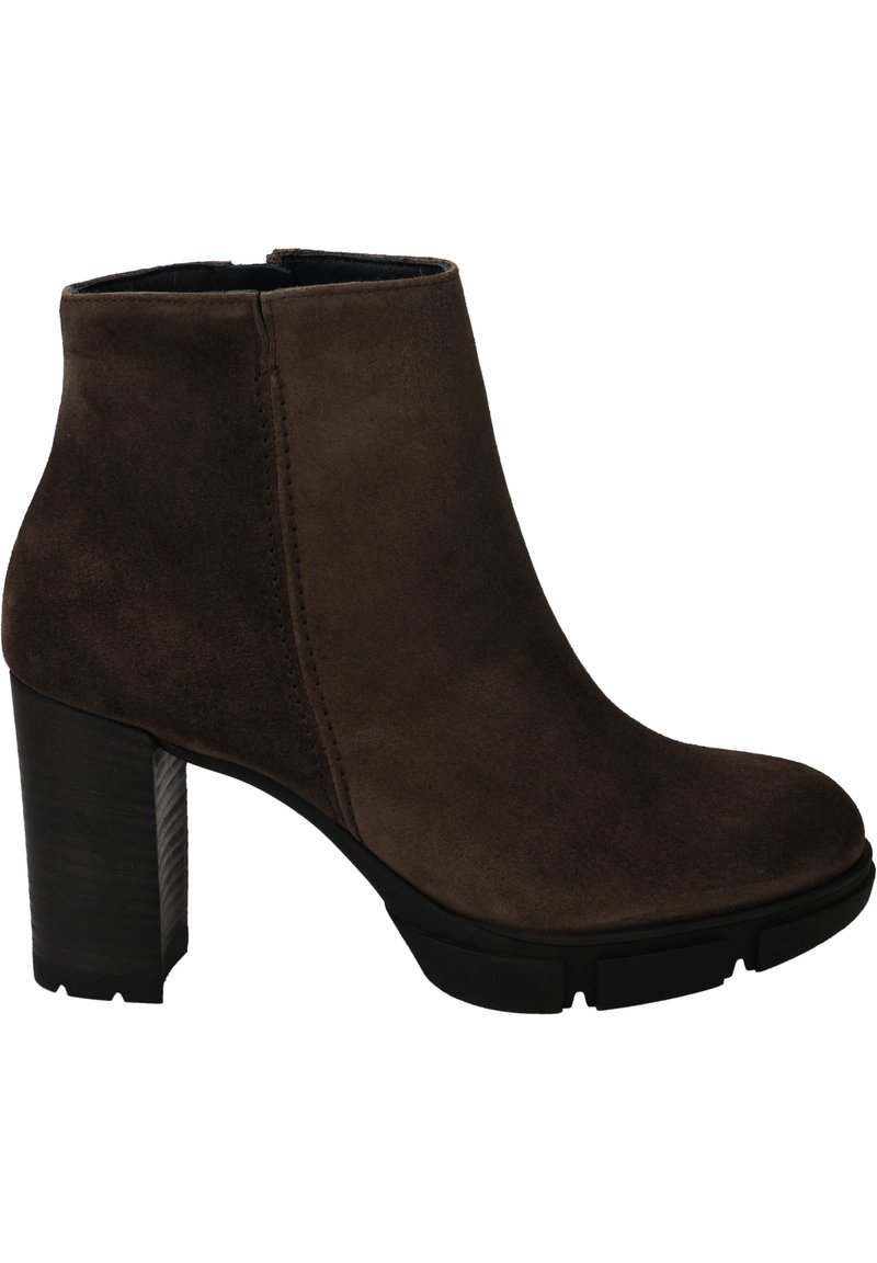 Bottines en daim marron avec un talon bloc haut, un bout arrondi et un détail de couture latéral. La semelle est texturée pour l'adhérence et la durabilité.
