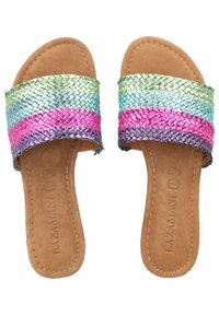 Sandalias de tira tejidas con una plantilla de imitación de cuero. Tiras multicolores en verde, azul, rosa y púrpura con una textura suave.