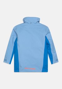 Blå vandtæt jakke med høj krave, lynlåslommer og kontrasterende mørkeblå sidestyrelser. Indehåller "Helly Hansen"-logo i lys pink.
