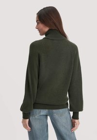 Strickpullover in Dunkelgrün mit einem hohen Kragen, Ballonärmeln, gerippten Bündchen und Saum sowie einer weichen Textur.