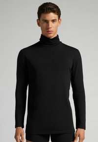 Schwarzes Langarm-Turtleneck-Shirt in taillierter Passform, aus glattem Stoff mit hohen Kragen und ohne sichtbare Muster oder Beschläge.