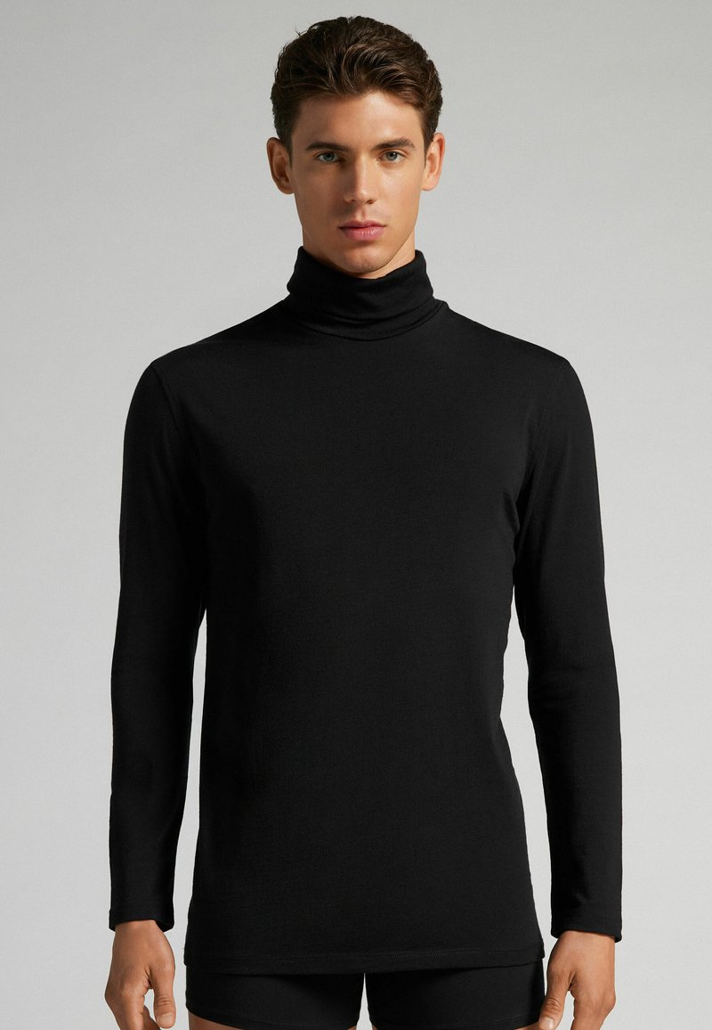 Schwarzes Langarm-Turtleneck-Shirt in taillierter Passform, aus glattem Stoff mit hohen Kragen und ohne sichtbare Muster oder Beschläge.