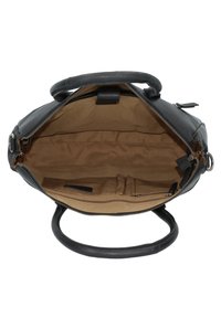 Zwarte leren handtas met een ritssluiting. Het interieur heeft een lichte stoffen voering, een ritsvak en meerdere compartimenten voor organisatie.
