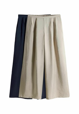 Šviesiai smėlio spalvos ir tamsiai mėlynos plačios kelnės su elastinga juosmens juosta, priekyje esančiomis klostėmis ir lygiu tekstūru. Dvi poros sudėtos viena virš kitos.