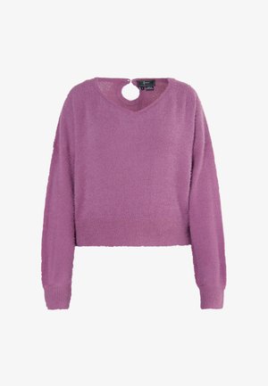 Pullover corto viola con una texture fluffy, scollatura a V profonda e apertura circolare sul retro. Maniche lunghe e orlo a costine.