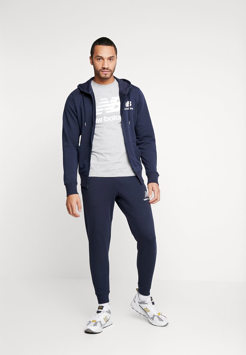 Herren T-Shirts basic | New Balance ESSENTIALS STACKED LOGO T-Shirt print athletic gre/dunkelgrau-meliert - ZU76313 Herren T-Shirts basic | New Balance ESSENTIALS STACKED LOGO T-Shirt print athletic gre/dunkelgrau-meliert - ZU76313