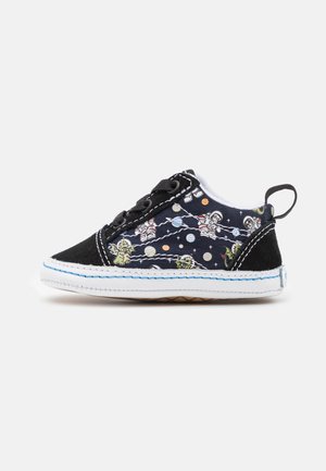 Schwarzer und navyblauer Babysneaker mit weltraumthemenbedruckung, featuring Astronauten, Planeten und grünen Außerirdischen, weiße Sohle und schwarze Schnürsenkel.
