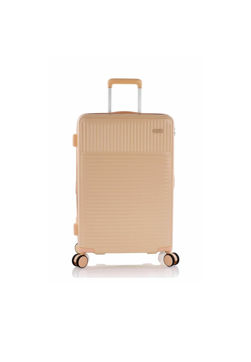 Valigia rigida di colore pesca chiaro con texture a righe verticali, manico telescopico e quattro ruote girevoli con dettagli neri.