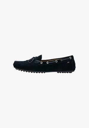 Mocassins en suede pour homme en bleu marine, avec un bout rond, des détails de laçage et une semelle en caoutchouc dotée de petites protubérances pour une meilleure adhérence.