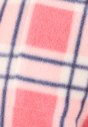 Tissu en polaire doux avec un motif à carreaux rose et rouge délimité par des lignes bleu foncé.