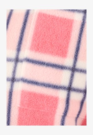 Tissu en polaire doux avec un motif à carreaux rose et rouge délimité par des lignes bleu foncé.