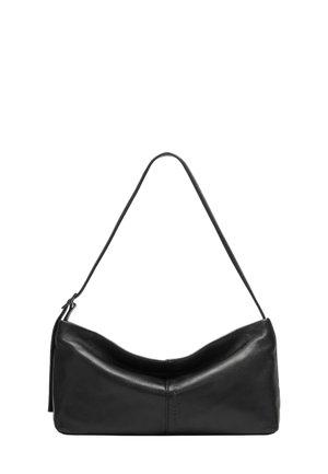 Czarna skórzana torba na ramię o miękkim, zaokrąglonym kształcie, z jedną regulowaną rączką i gładką fakturą. Posiada minimalistyczne logo z jednej strony.