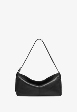 Czarna skórzana torba na ramię o miękkim, zaokrąglonym kształcie, z jedną regulowaną rączką i gładką fakturą. Posiada minimalistyczne logo z jednej strony.