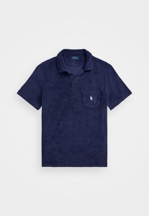 Marineblaues Poloshirt mit kurzen Ärmeln, Kragen, einer Brusttasche und kleinem weißem gesticktem Logo auf der Tasche.