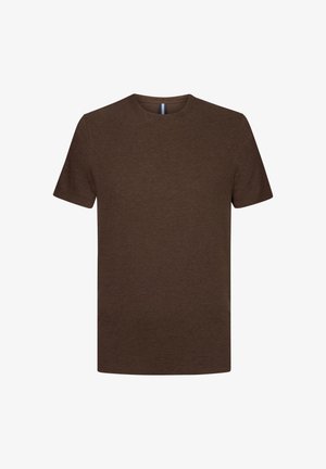 Brązowy bawełniany t-shirt z krótkim rękawem, okrągłym dekoltem i gładką teksturą. Brak widocznych wzorów lub akcentów. Wyśrodkowany na białym tle.