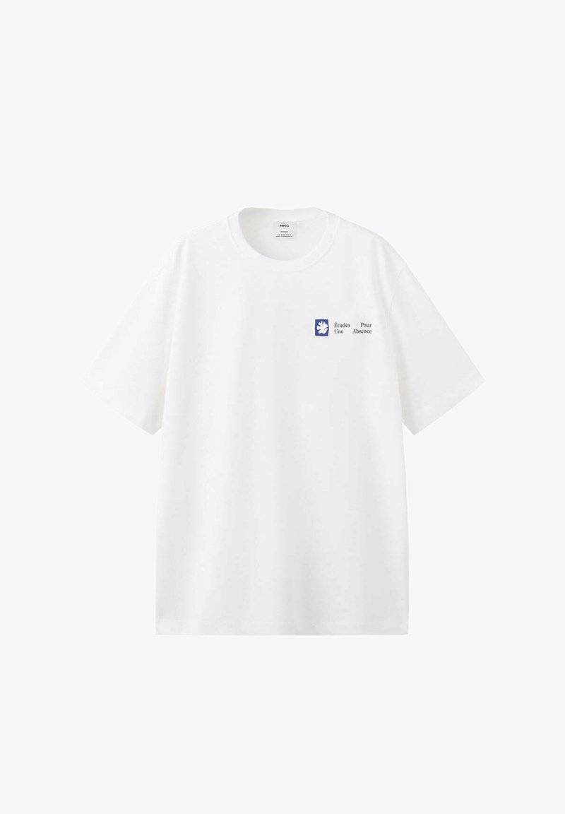 T-shirt blanc à manches courtes avec petit logo bleu et texte noir "Études Pour Une Absence" sur la partie supérieure gauche de la poitrine.