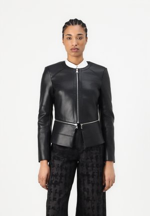 Zwarte leren jack met een getailleerd ontwerp, ritssluiting aan de voorkant en gestructureerde schouders. Heeft een cropped lengte en een gladde textuur.