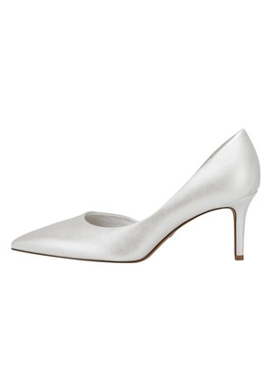 Witte leren hoge hak schoenen met een spitse teen, uitgesneden ontwerp en een slanke, stiletto hak. Glad textuur met een subtiele glans.