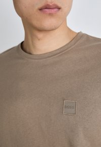 BOSS TACKS - Hosszú ujjú felső - open brown