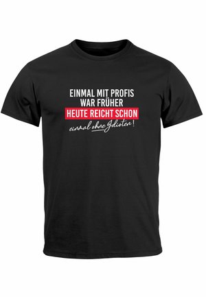 Schwarzes Baumwoll-T-Shirt mit fett gedrucktem weißen und roten Text in unterschiedlichen Schriftarten, mit einem humorvollen Spruch zentriert auf der Vorderseite.