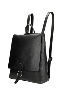 Černý kožený batoh s texturovaným povrchem, se zavíráním na klopu, detaily s kroužky a nastavitelnými popruhy. Kompaktní a funkční design.
