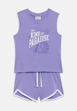 Set format din top fără mâneci mov și pantaloni scurți cu margine albă, textul de pe top spune "My Kind of Paradise" cu grafice cu soare, palmier, chitară și inimi.