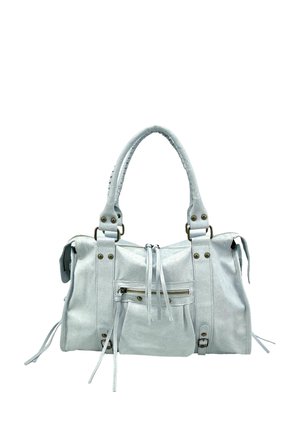 Sac à main en cuir gris clair avec doubles poignées, poche zippée à l’avant, et clous et boucles en métal décoratifs.