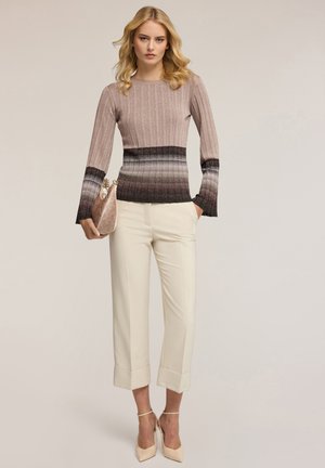 CON MANICHE A CAMPANA - Maglione - beige
