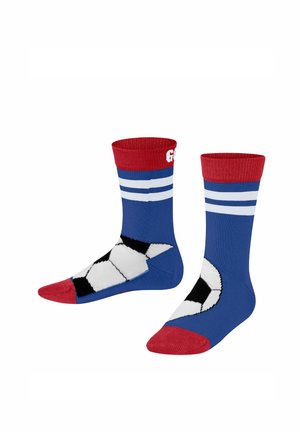 Niebieskie skarpety z czerwonymi mankietami i palcami, z białymi paskami w pobliżu góry oraz wzorem piłki nożnej w czarno-białych kolorach po bokach.