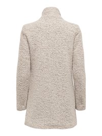 Manteau beige en mélange de laine texturée, à manches longues et col montant, vu de dos sur un fond blanc.