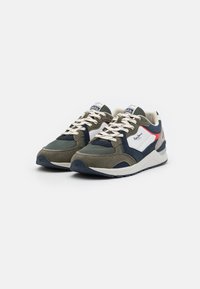 Baskets pour hommes en daim olive et mesh sur la tige, accents en cuir blanc, détails bleu marine, et lacets beige sur une semelle blanche.