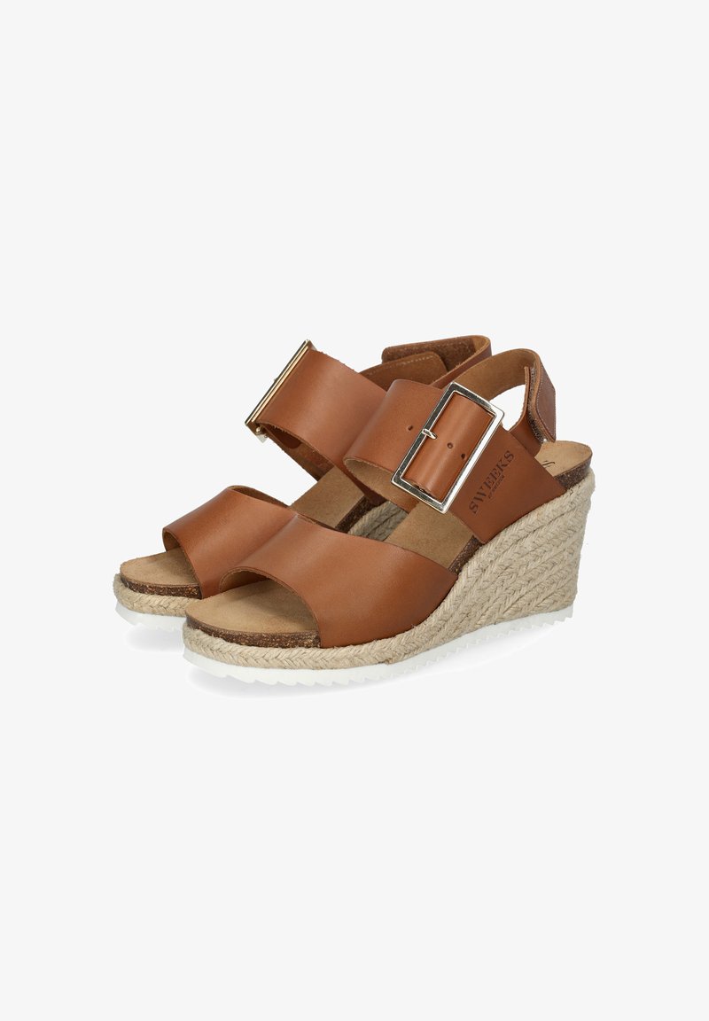 Sandales compensées en cuir marron avec un design à bout ouvert, des brides larges et une boucle. Semelle intermédiaire en jute tressé et semelle blanche texturée.