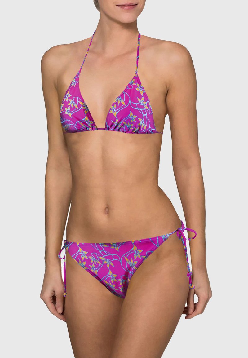 Bikini triangle en rose vibrant avec un motif floral. Doté de liens ajustables en haut et en bas. Tissu lisse et extensible.