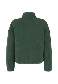 Zelena flis jakna s visokim ovratnikom, teksturiranom površinom i kutnim krojem. Ima dugačke rukave i horizontalni šav na leđima.