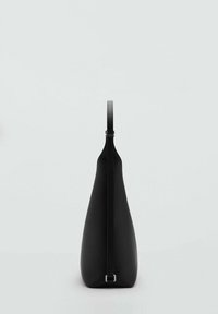 Borsa a spalla nera in pelle con una trama liscia, design affusolato, tracolla singola e un accento in metallo argento sulla parte posteriore.