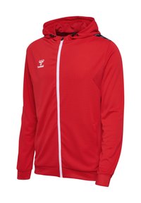 Rote Sportjacke mit Kapuze, aus strukturiertem Stoff, mit einem weißen Reißverschluss, seitlichen Taschen und schwarzen Akzenten auf den Schultern.