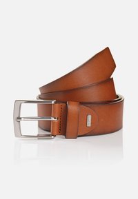 Cinturón de cuero marrón con un acabado suave, que presenta una hebilla metálica rectangular plateada y un diseño elegante. Acentuado con costuras mínimas.