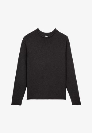Pull gris foncé à manches longues, col rond, texture côtelée et coupe décontractée. Le matériau semble tricoté avec des détails de couture visibles.