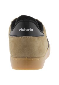 Baskets en daim brun avec des accents en cuir noir, semelle en caoutchouc lisse et logo "Victoria" blanc sur le talon, conçues pour un usage décontracté.