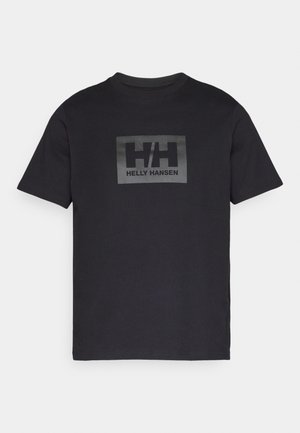 Schwarzes Baumwoll-T-Shirt mit kurzen Ärmeln, das in der Mitte ein rechteckiges grau Logo zeigt, auf dem "HH" steht und darunter "HELLY HANSEN".